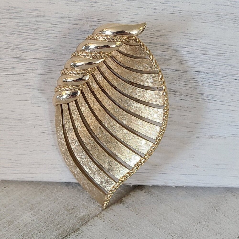 Crown Trifari Signed Brooch Pin Curled Leaf Gold Tone